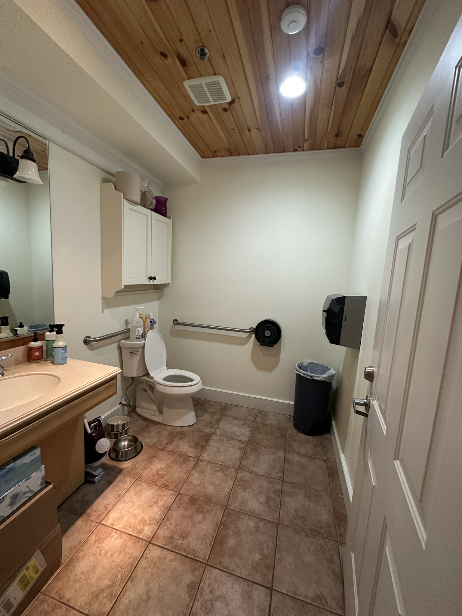 Office 1 - private bathroom