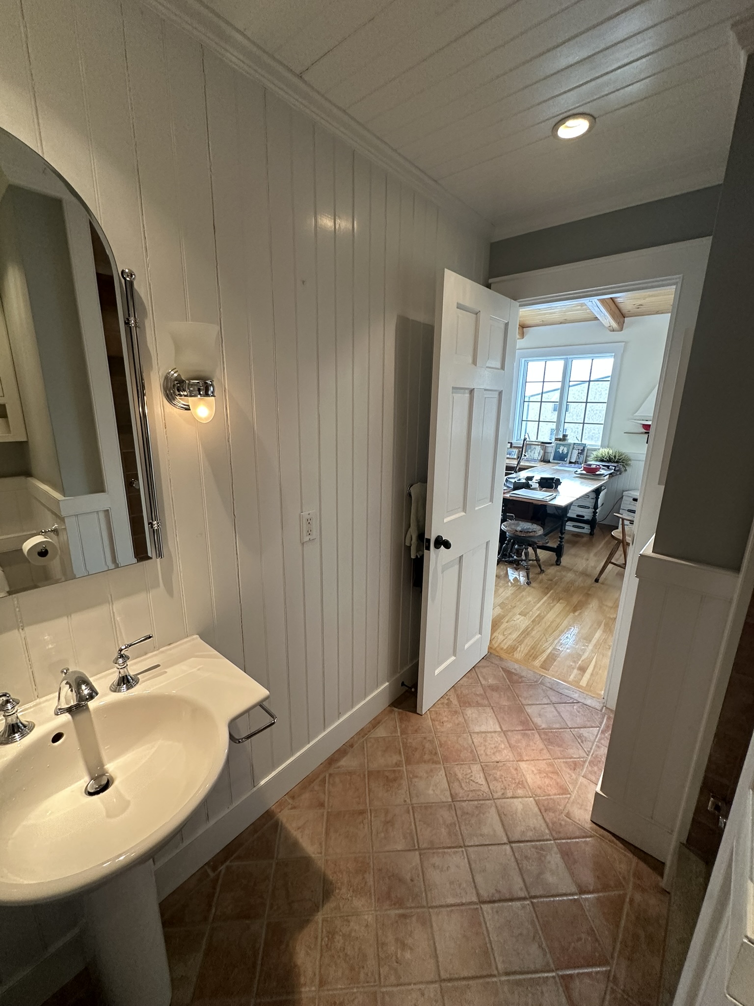 Office 3 - bathroom detail