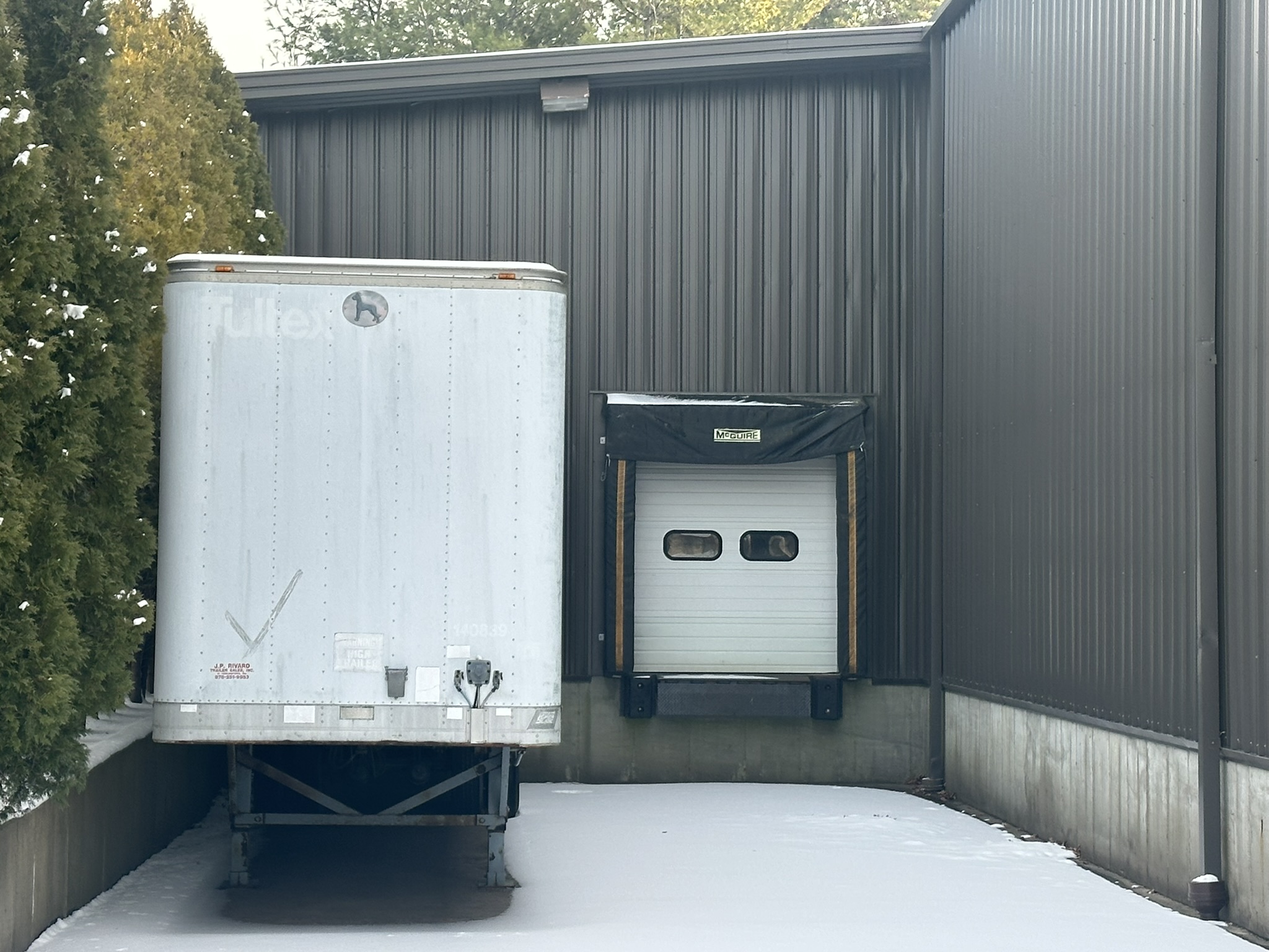 Semi-trailer loading bay 1